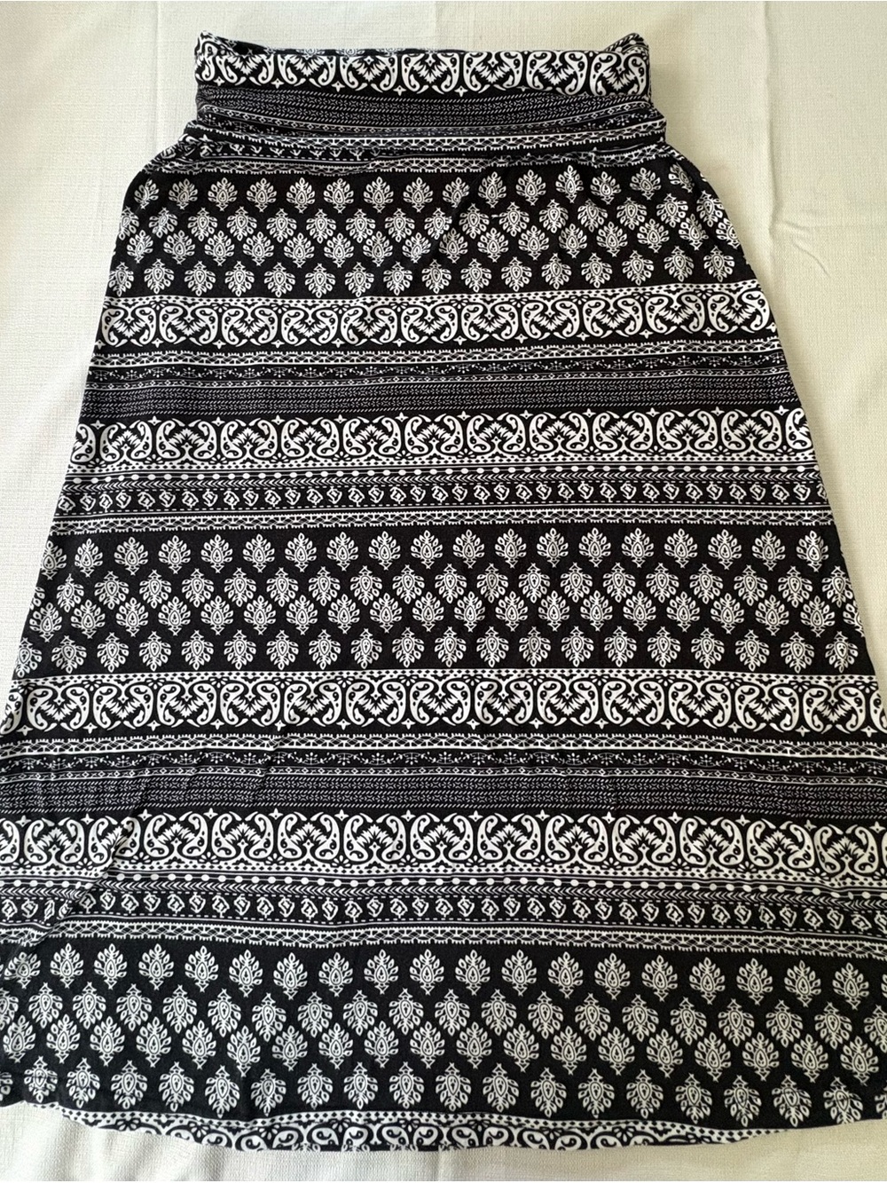 Urban coco Women’s Black and White Patterned Skirt size large